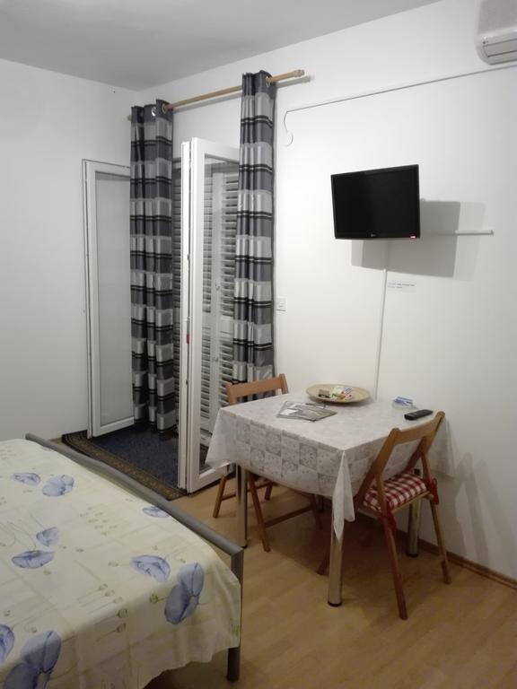 Studio Apartments Ivica プリモシュテン エクステリア 写真